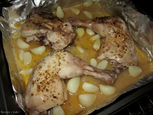 Pečené kuracie stehná s citrónovo-medovou zálievkou a 20 strúčikmi cesnaku - obrázok 3