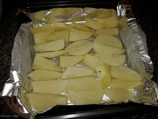 Kuracie stehná pečené na zemiakoch  - obrázok 1