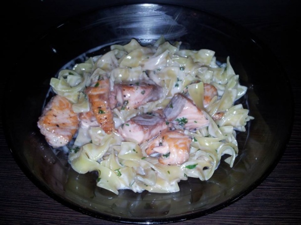 Cestoviny s lososom na víne, šľahačke a bylinkách - obrázok 3