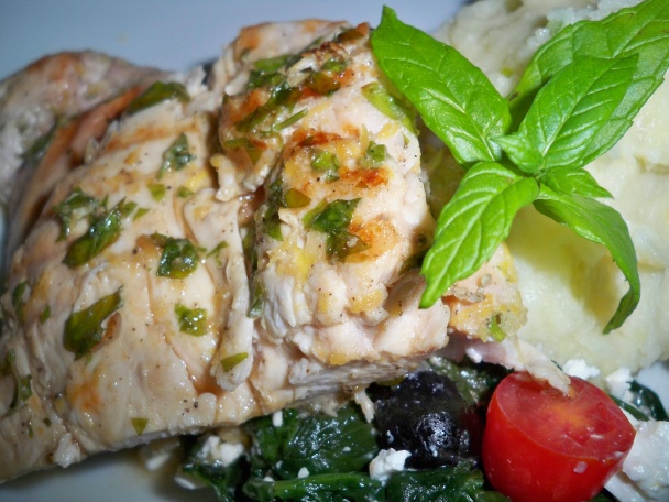 Teplý šalát s fetou, špenátom a čiernymi olivami - obrázok 4