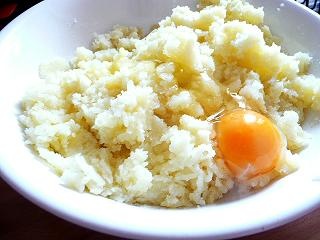 Zemiakový koláč plnený kyslou kapustou a slaninou (fotorecept) - obrázok 1