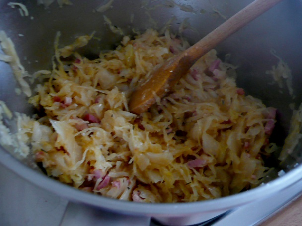 Zemiakový koláč plnený kyslou kapustou a slaninou (fotorecept) - obrázok 4