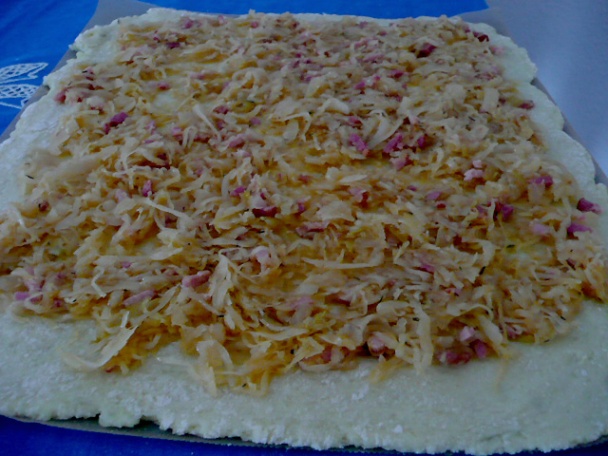 Zemiakový koláč plnený kyslou kapustou a slaninou (fotorecept) - obrázok 5