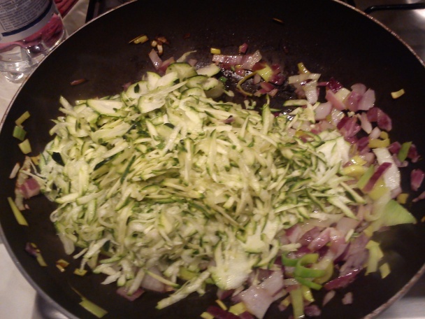 Pizza roláda plnená cuketou, slaninkou a syrom (fotorecept) - obrázok 5