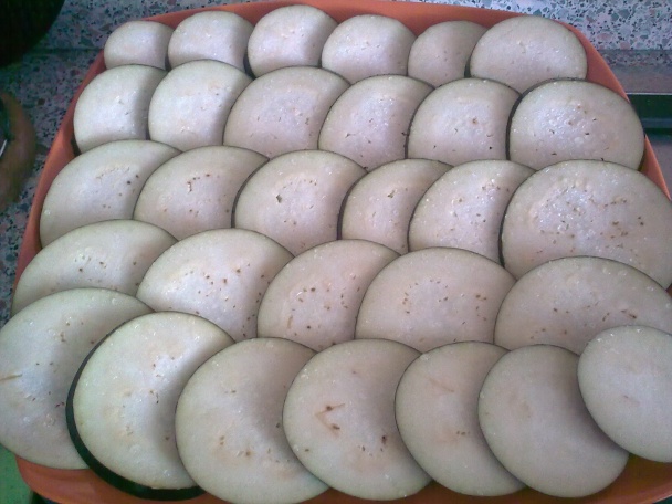 Baklažán s bazalkovým pestom, mozzarellou a paradajkami (fotorecept) - obrázok 1