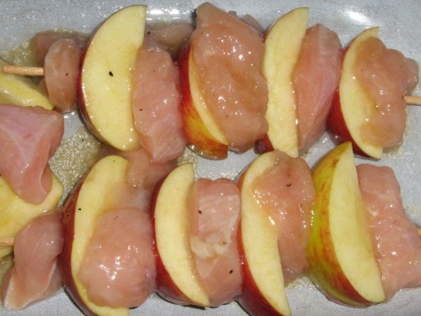 Morčací špíz s jablkami a medovo-orechovou omáčkou (fotorecept) - obrázok 2