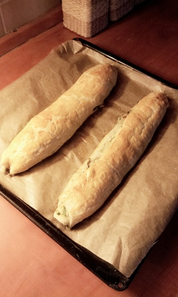Plnené zapekané bagety so špenátom, syrom a šunkou z lístkového cesta - obrázok 3