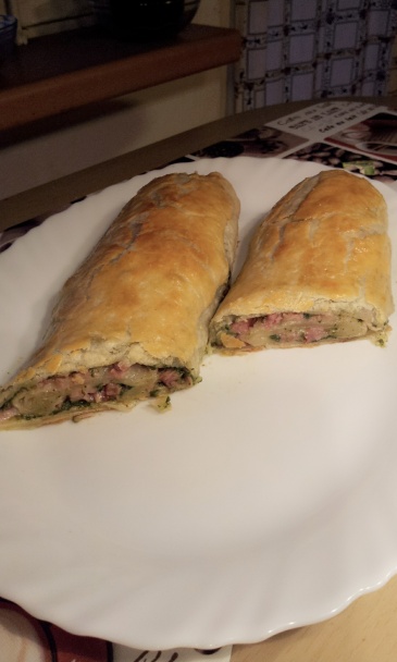 Plnené zapekané bagety so špenátom, syrom a šunkou z lístkového cesta - obrázok 2