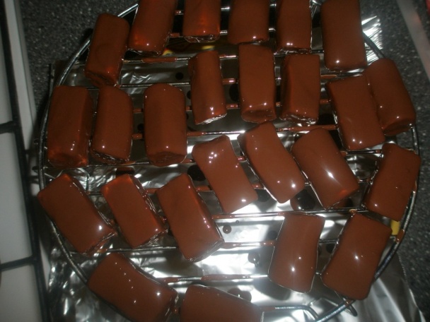 Torta s bielou čokoládou a cukríkmi (fotorecept) - obrázok 1