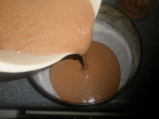 Torta s bielou čokoládou a cukríkmi (fotorecept) - obrázok 2