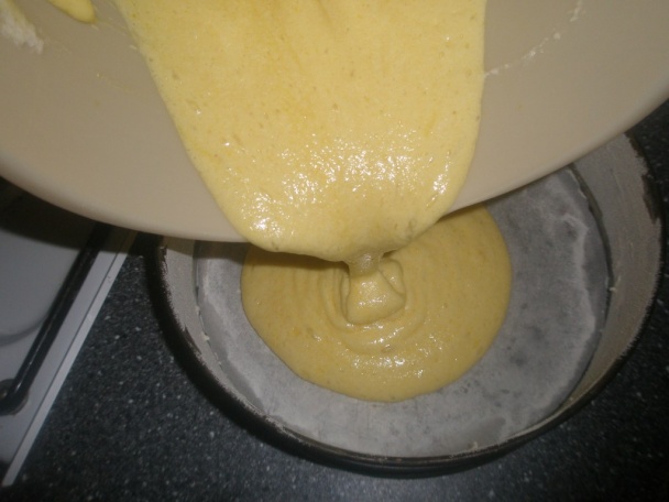 Torta s bielou čokoládou a cukríkmi (fotorecept) - obrázok 3