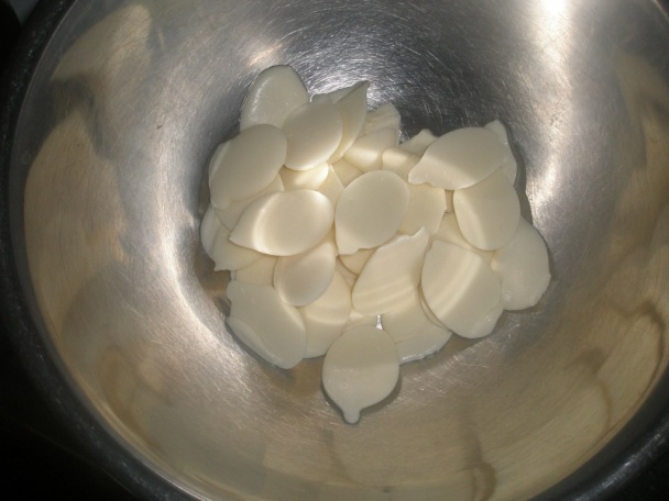 Torta s bielou čokoládou a cukríkmi (fotorecept) - obrázok 4