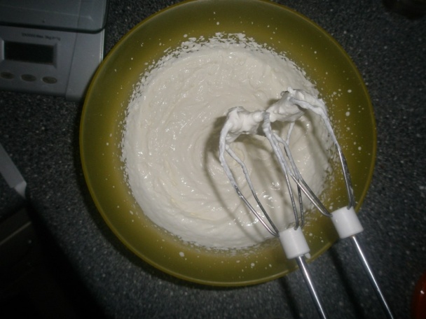 Torta s bielou čokoládou a cukríkmi (fotorecept) - obrázok 5