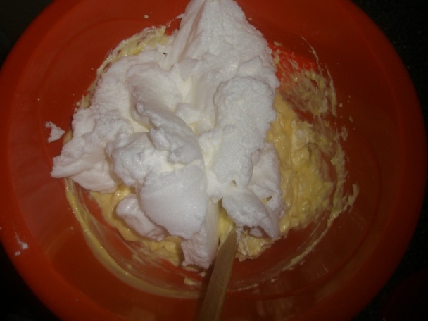 Torta s bielou čokoládou a cukríkmi (fotorecept) - obrázok 10