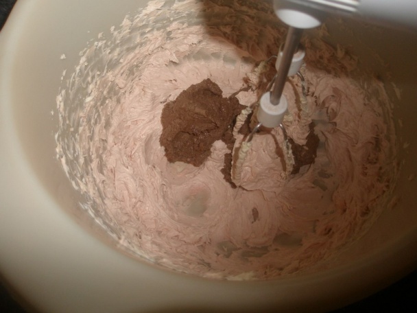 Torta s bielou čokoládou a cukríkmi (fotorecept) - obrázok 12