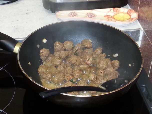 Guľôčky z mletého mäsa v paradajkovej omačke na marocký spôsob (videorecept) - obrázok 1