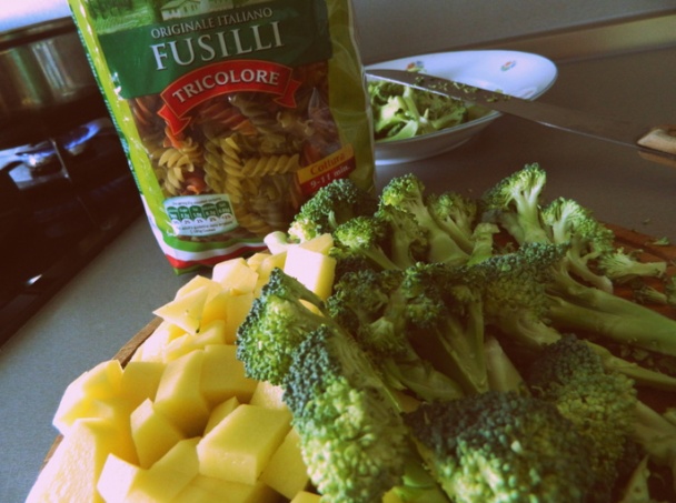 Zapekané cestoviny s brokolicou a kuracím mäsom (fotorecept) - obrázok 1