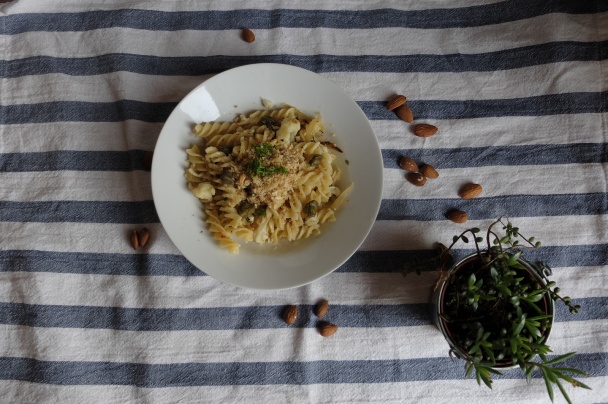 Fusilli s pečeným karfiolom a chrumkavou posýpkou - obrázok 4