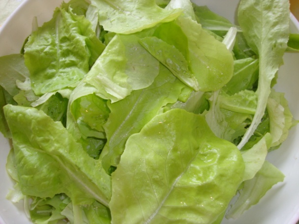 Šalátová polievka s vajíčkom - obrázok 1