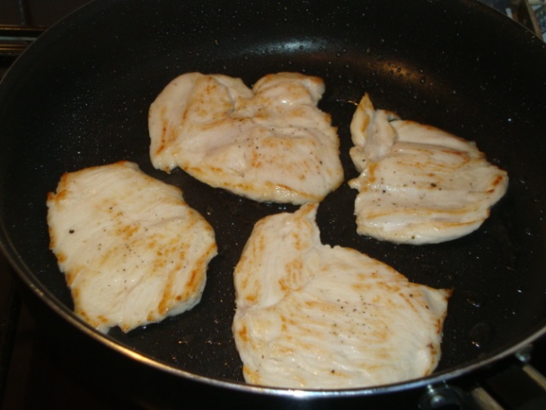 Kuracie medailónky s čučoriedkovo-smotanovou omáčkou  - obrázok 1