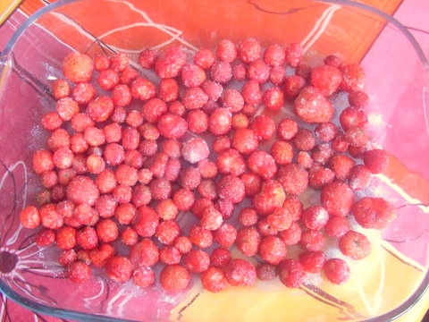 Cheesecake s rozpečenými jahodami - obrázok 1