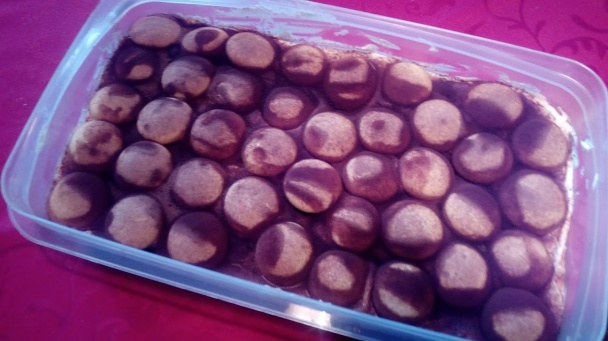 Nepečený koláč  z detských piškót s jahodami - obrázok 3