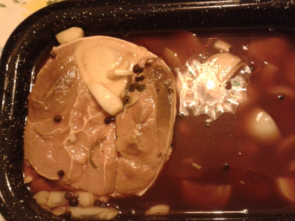 Hovädzia nožina s kosťou a šampiónovo-olivovou omáčkou. - obrázok 1