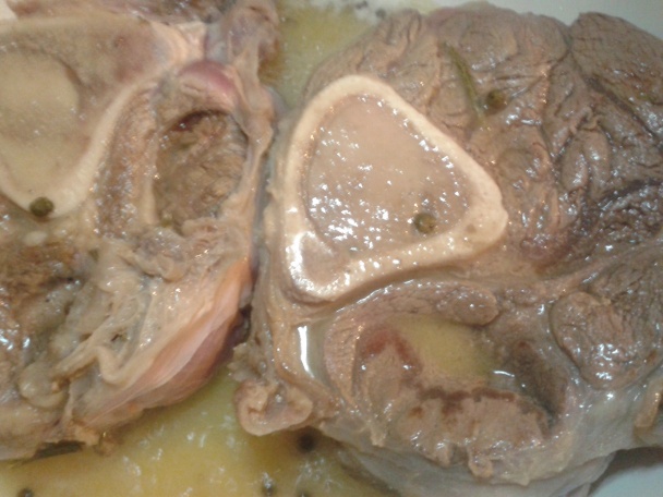 Hovädzia nožina s kosťou a šampiónovo-olivovou omáčkou. - obrázok 3