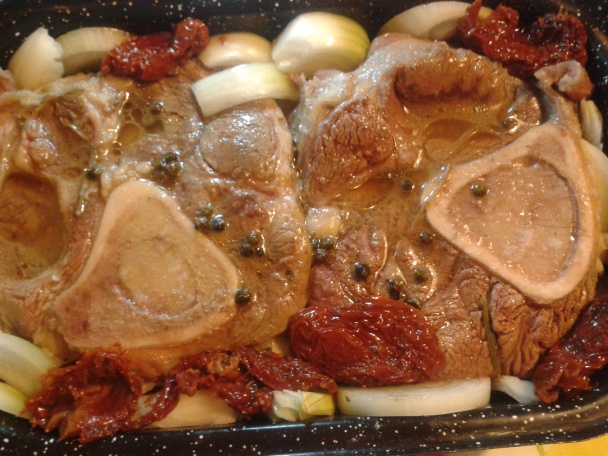 Hovädzia nožina s kosťou a šampiónovo-olivovou omáčkou. - obrázok 4