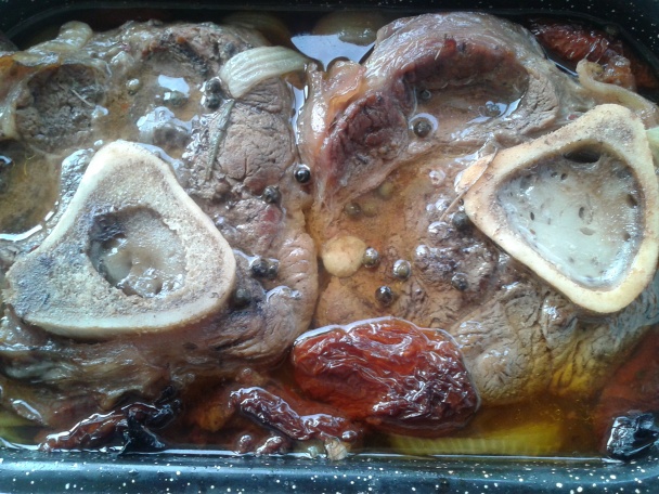 Hovädzia nožina s kosťou a šampiónovo-olivovou omáčkou. - obrázok 9