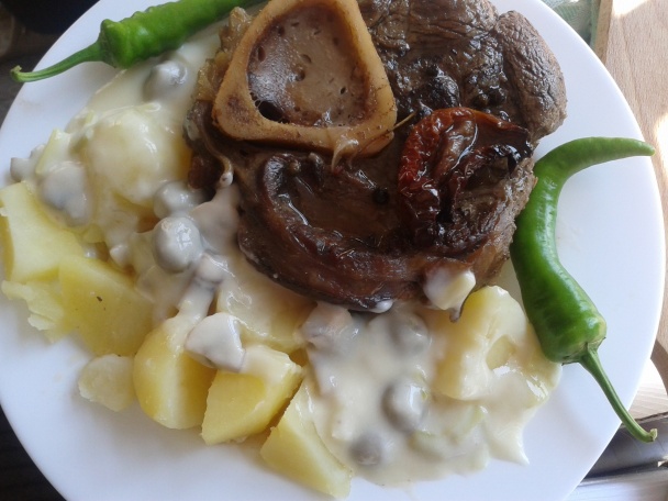 Hovädzia nožina s kosťou a šampiónovo-olivovou omáčkou. - obrázok 10