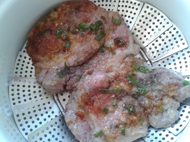 Bravčová krkovička v zemiakovom cestičku s pivným syrom a brusnicovou omáčkou (fotorecept) - obrázok 3