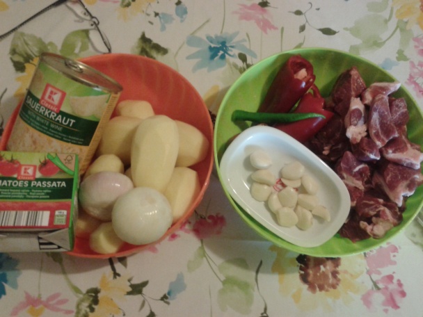 Bravčová krkovička na kapii s kapustou a kuracími kúskami (fotorecept)  - obrázok 1