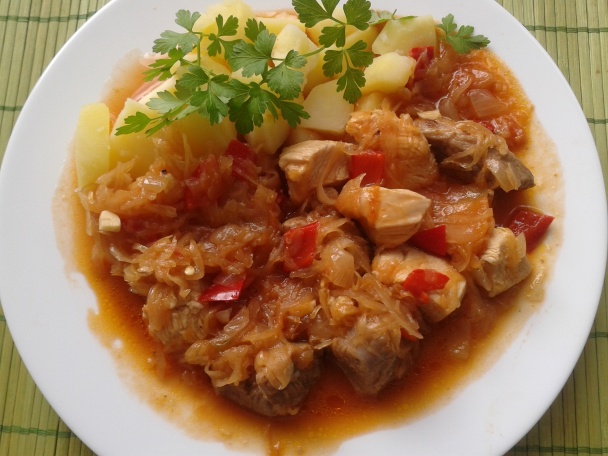 Bravčová krkovička na kapii s kapustou a kuracími kúskami (fotorecept)  - obrázok 9