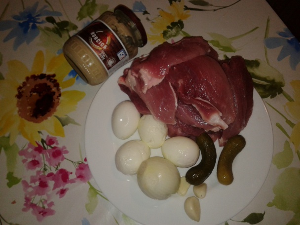 Dusené bravčové pliecko s vajičkovo-uhorkovou omáčkou (fotorecept) - obrázok 1