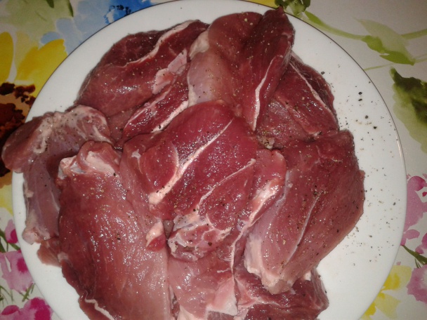 Dusené bravčové pliecko s vajičkovo-uhorkovou omáčkou (fotorecept) - obrázok 2