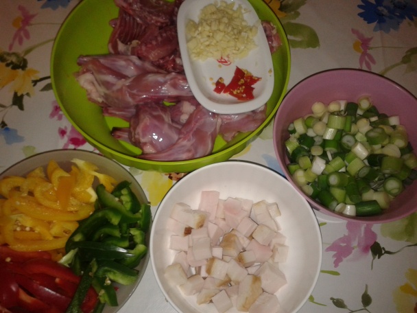 Králičie plece na paprike a slanine s jarnou cibuľkou (fotorecept) - obrázok 1