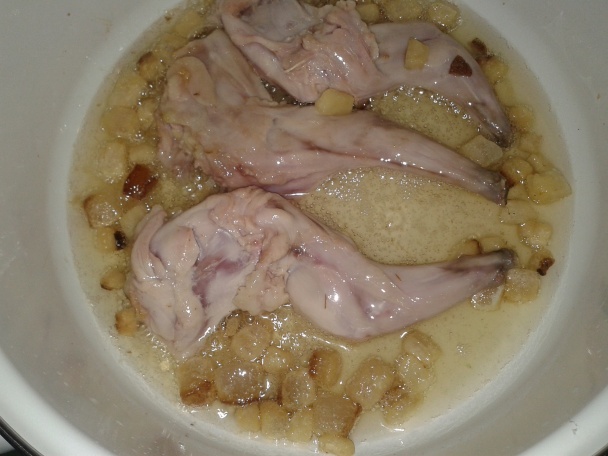 Králičie plece na paprike a slanine s jarnou cibuľkou (fotorecept) - obrázok 3