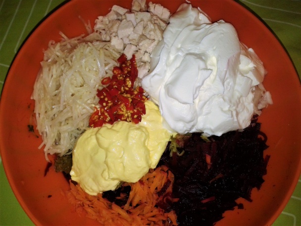 Šalát z kuracieho mäsa, cvikle a zeleru (fotorecept) - obrázok 3