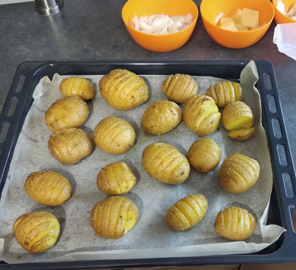 Plnené zemiaky s bryndzovou omáčkou (fotorecept) - obrázok 1