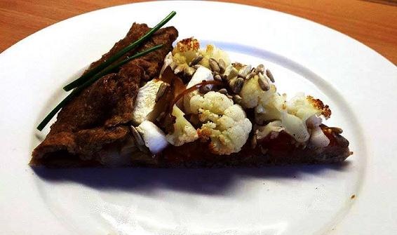 Celozrnný pizza-koláč s karfiolom a patizónom - obrázok 2