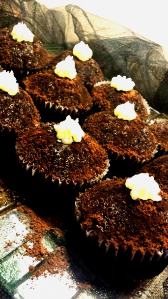 Kakaové muffinky s kúskami mliečnej a horkej čokolády - obrázok 1