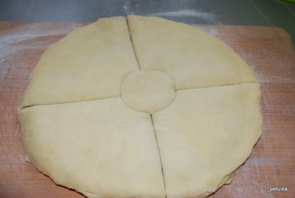 Ruža z kysnutého cesta so slivkovým lekvárom (fotorecept) - obrázok 7