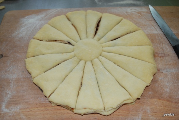 Ruža z kysnutého cesta so slivkovým lekvárom (fotorecept) - obrázok 8