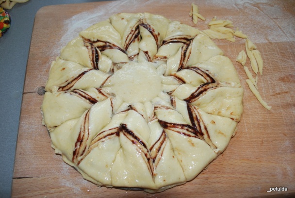 Ruža z kysnutého cesta so slivkovým lekvárom (fotorecept) - obrázok 9