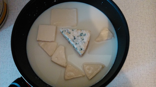 Cestoviny so syrovou omáčkou a slaninkou (fotorecept) - obrázok 4