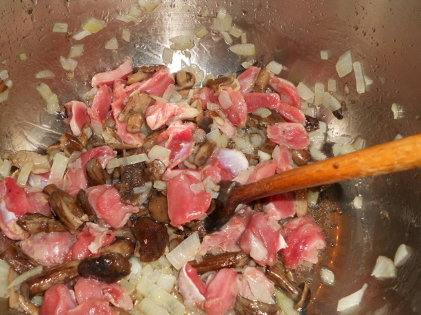Guláš z kuracích žalúdkov a húb václaviek (fotorecept) - obrázok 2