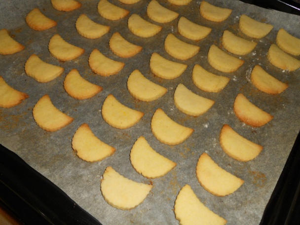 Mesiačiky s bielou polevou a orechovým krémom - obrázok 1