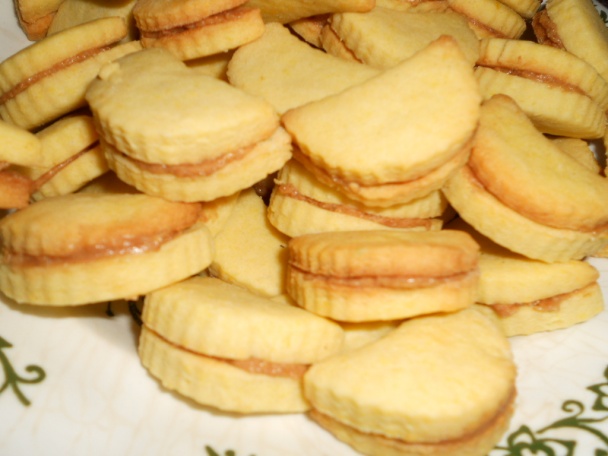 Mesiačiky s bielou polevou a orechovým krémom - obrázok 2