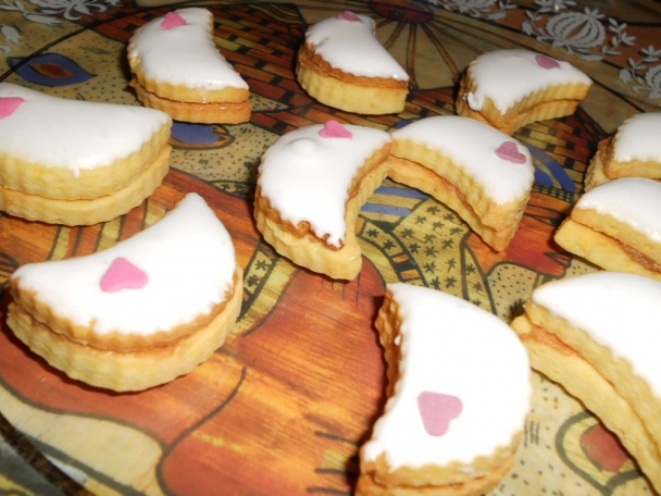 Mesiačiky s bielou polevou a orechovým krémom - obrázok 3